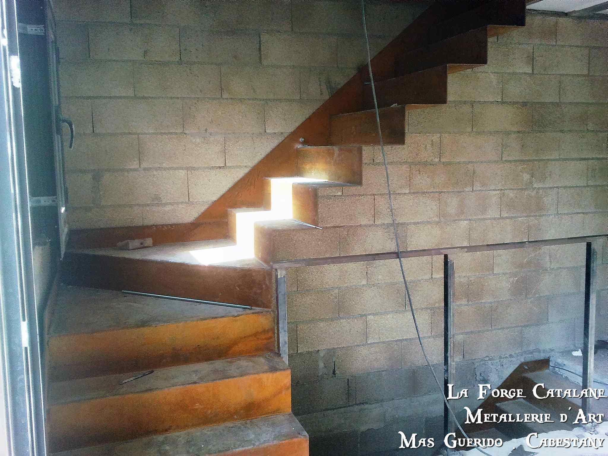 Escalier marches suspendues sans limons apparents forge catalane.jpg